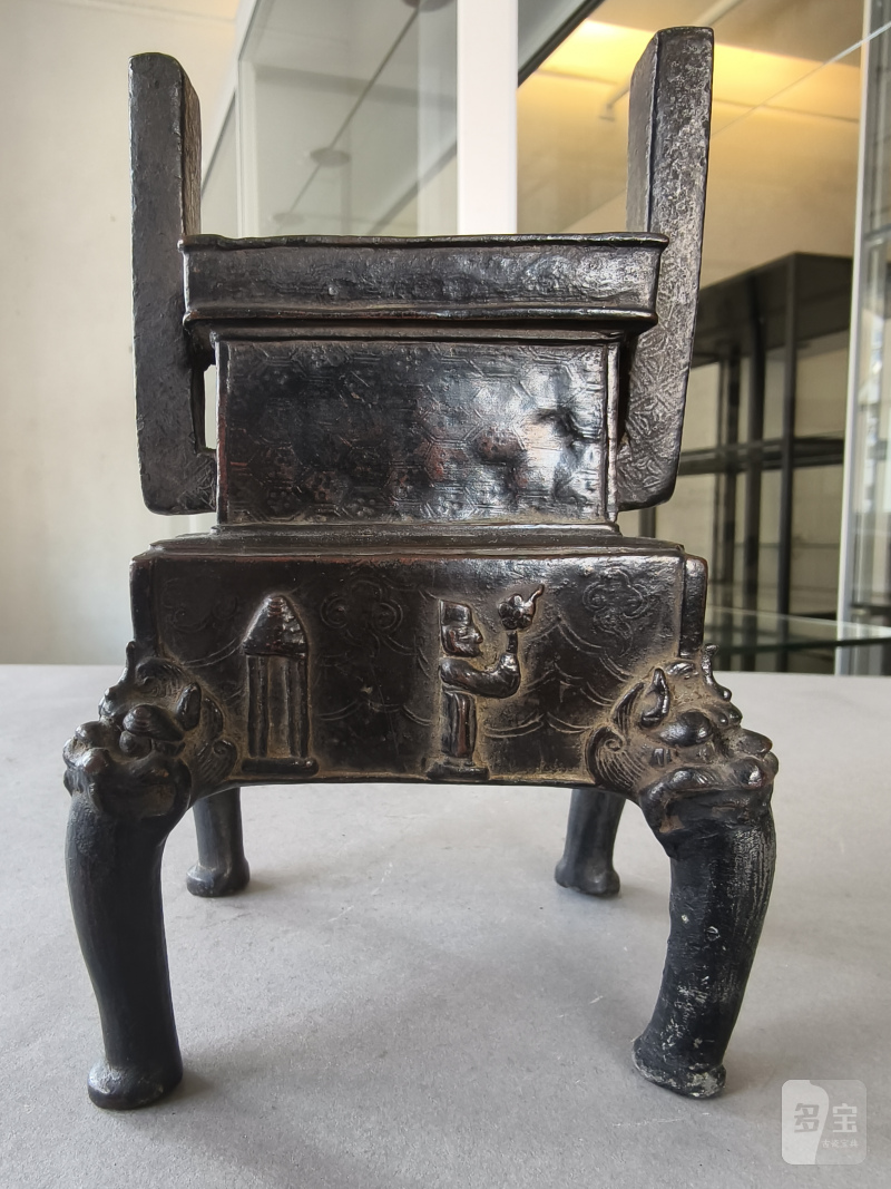Two bronze incense burners, one on three legs, the second in the shape of a 'fang ding' - 图14